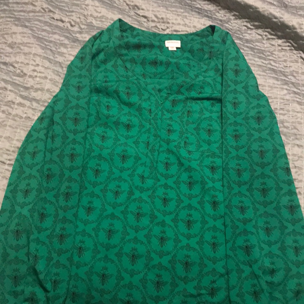 Long sleeve top with queen bee design